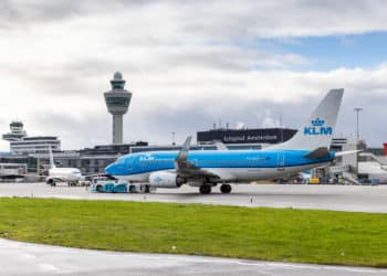 KLM plane pulled by an AMS Taxibot